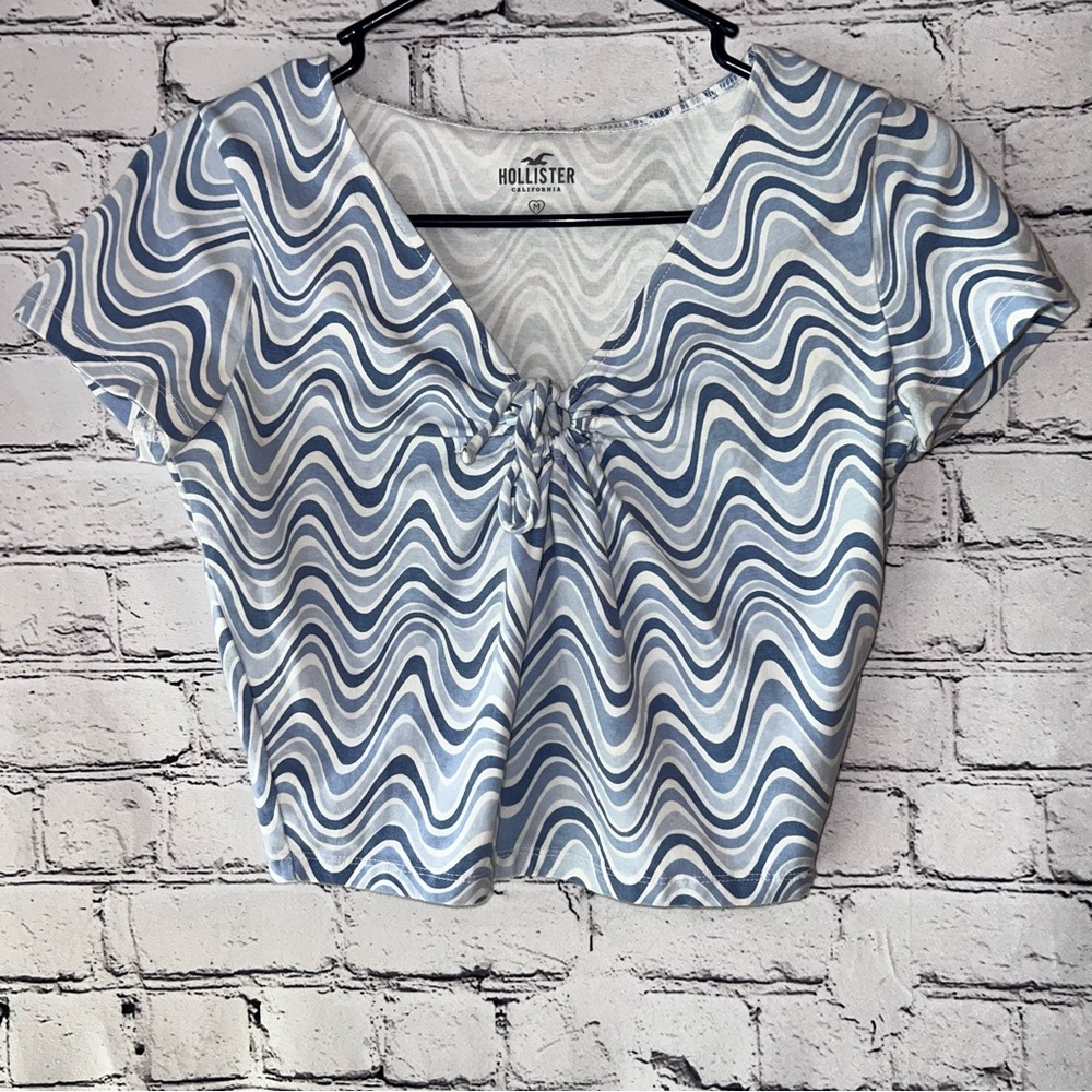Hollister Cropped Short Sleeve Key Hole Groovy Retro Print Tee Size Medium